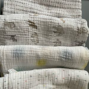 Set of 4 Aden & Anais muslin blankets—like new!
